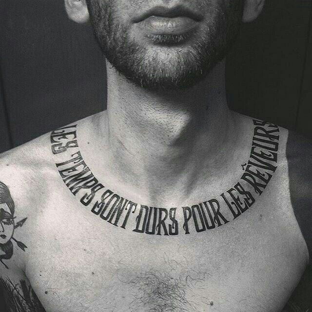 Tatuagem masculina estilo lettering