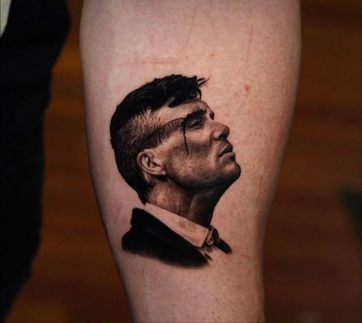 Tatuagem masculina estilo micro realista