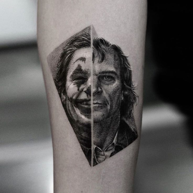 Tatuagem masculina estilo micro realista