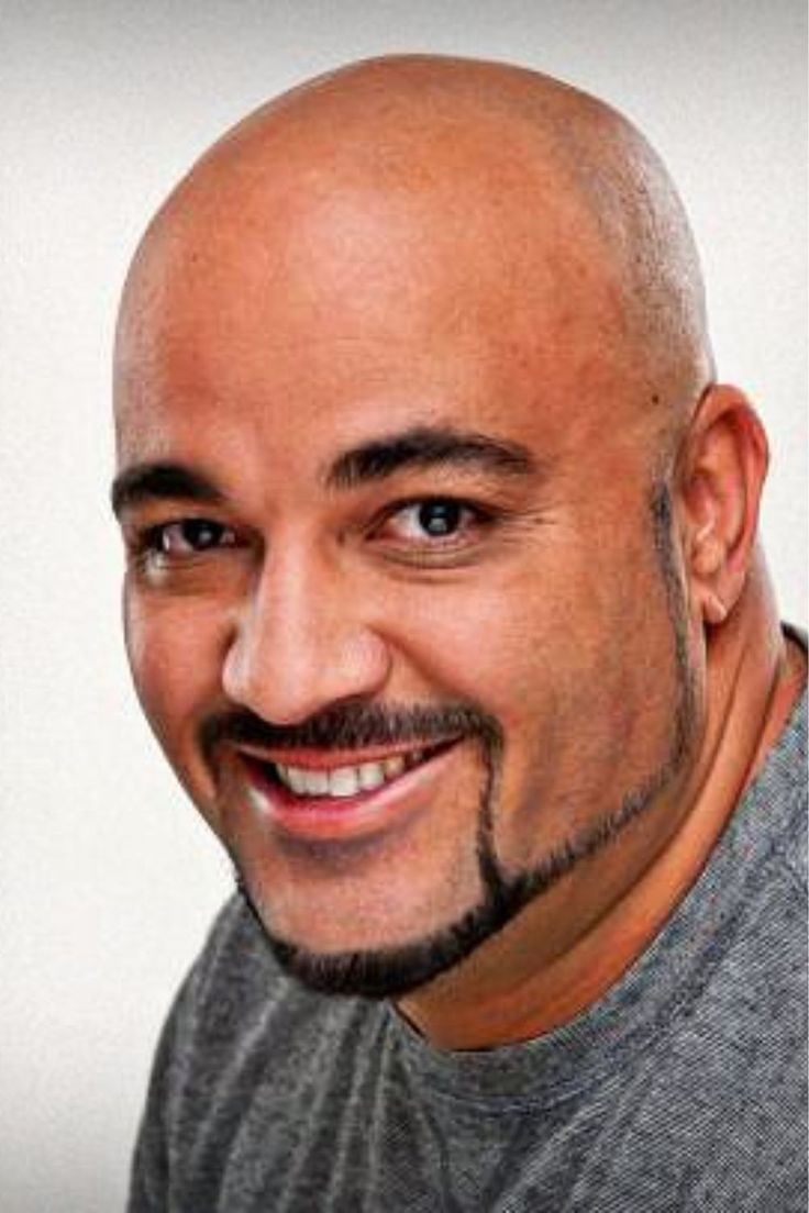 Careca com barba fina