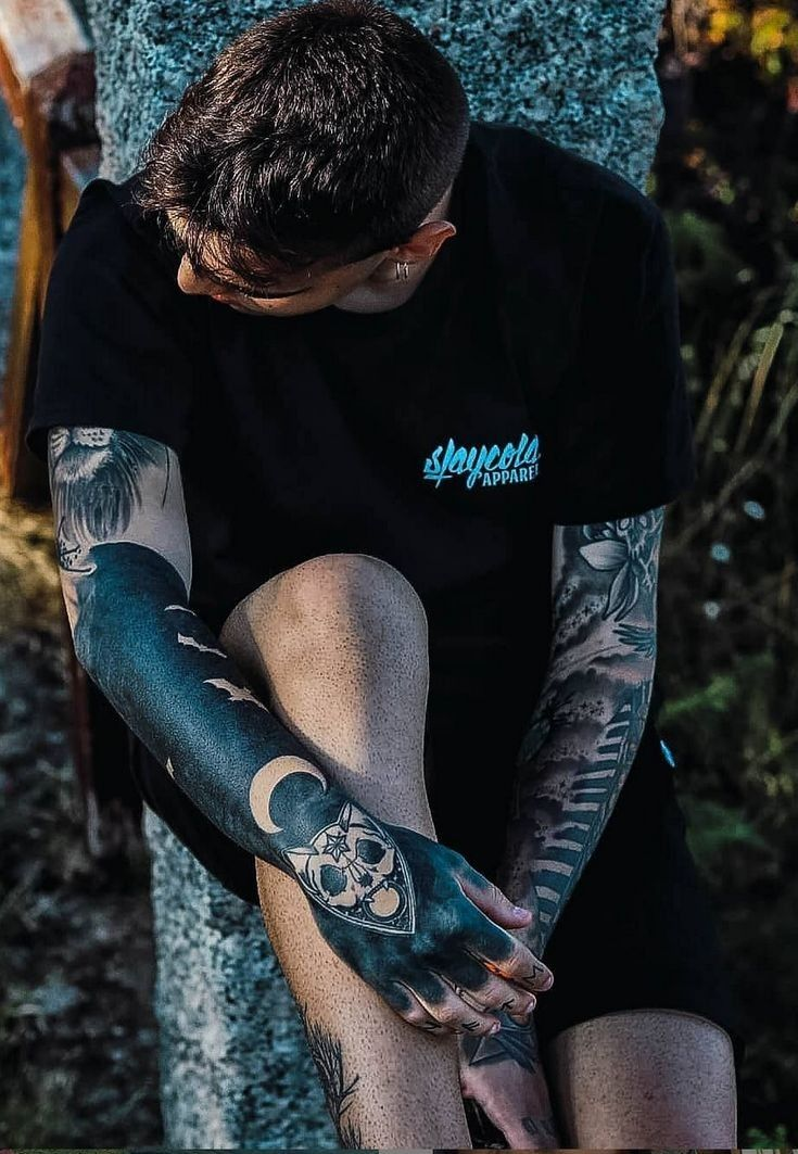 Tatuagem masculina estilo Estilo Blackout