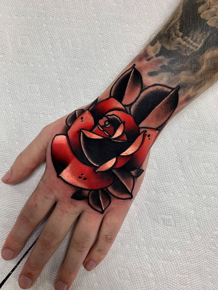 Tatuagem masculina estilo Estilo neo tradicional