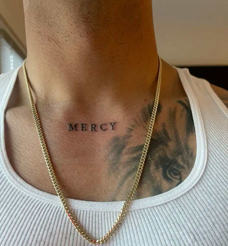 Tatuagem masculina estilo lettering