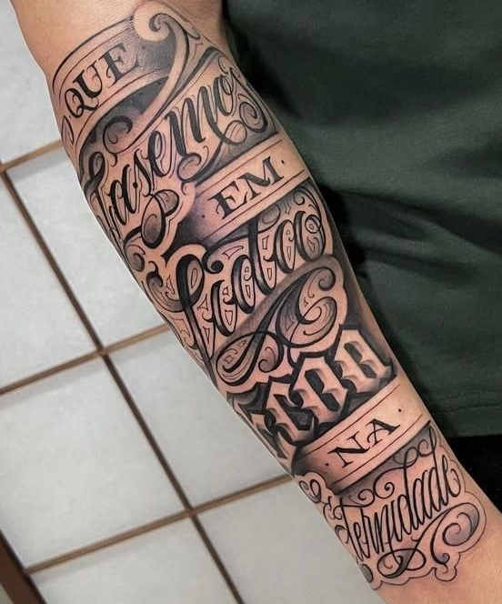 Tatuagem masculina estilo lettering