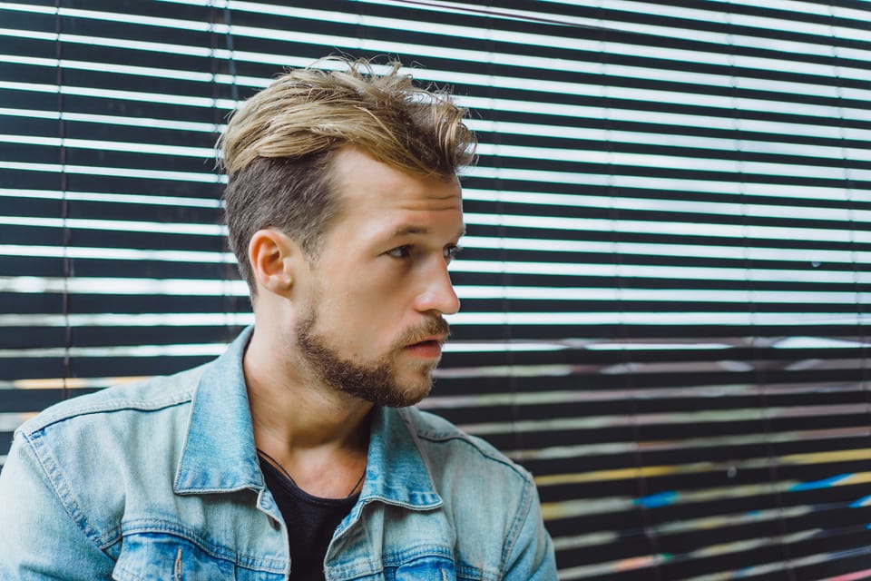 Os 12 melhores cortes para cabelo liso masculino